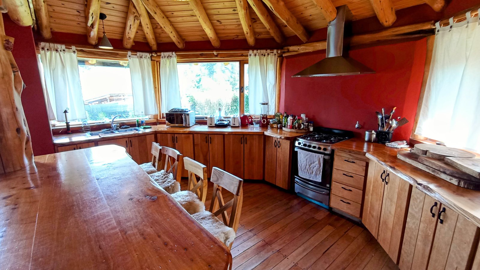 CASA CON PILETA Y PATIO
