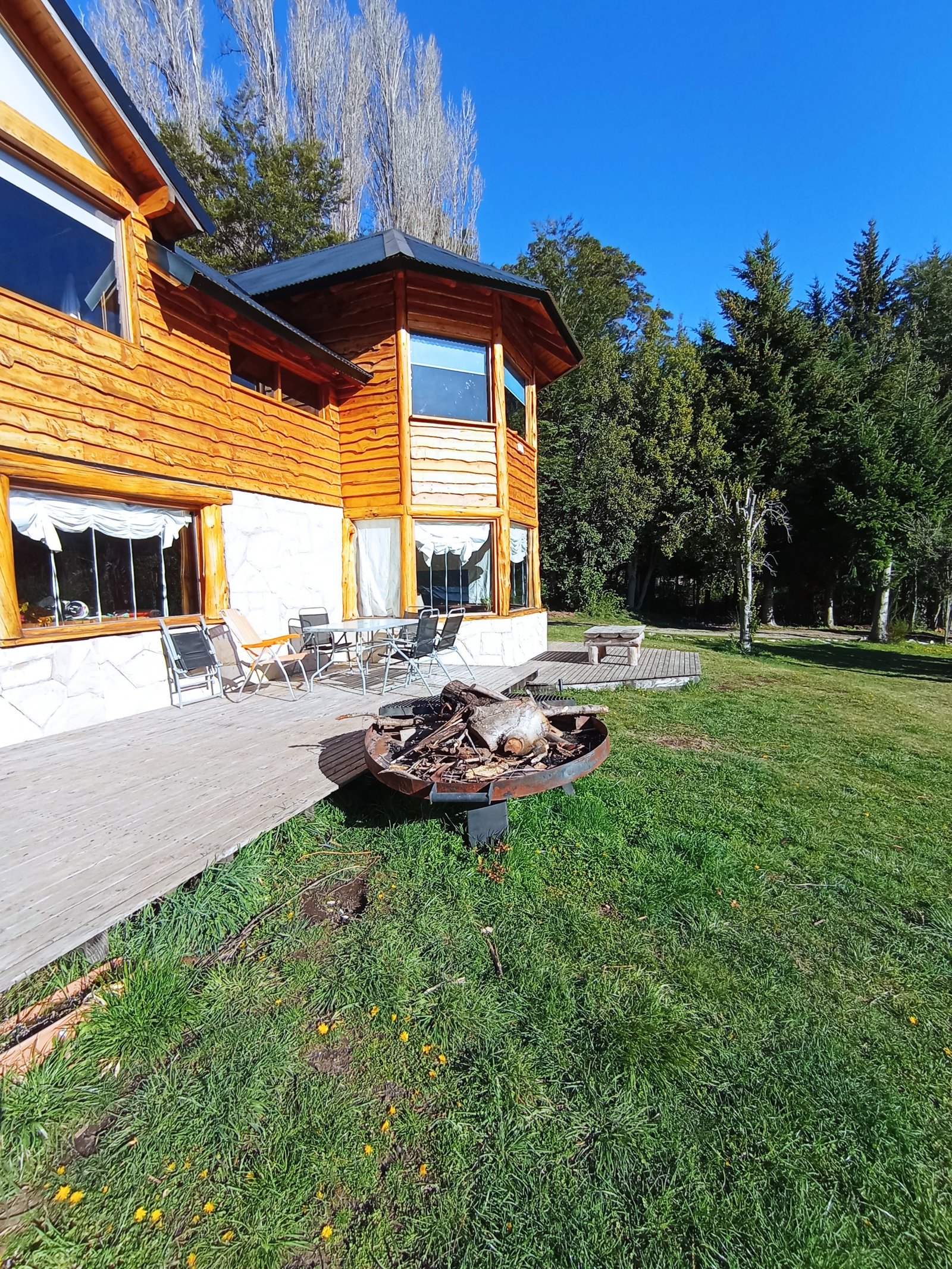 CASA CON PILETA Y PATIO