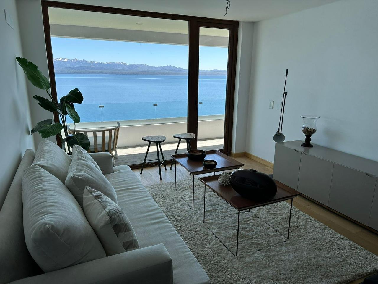 MODERNO DEPARTAMENTO FRENTE AL LAGO