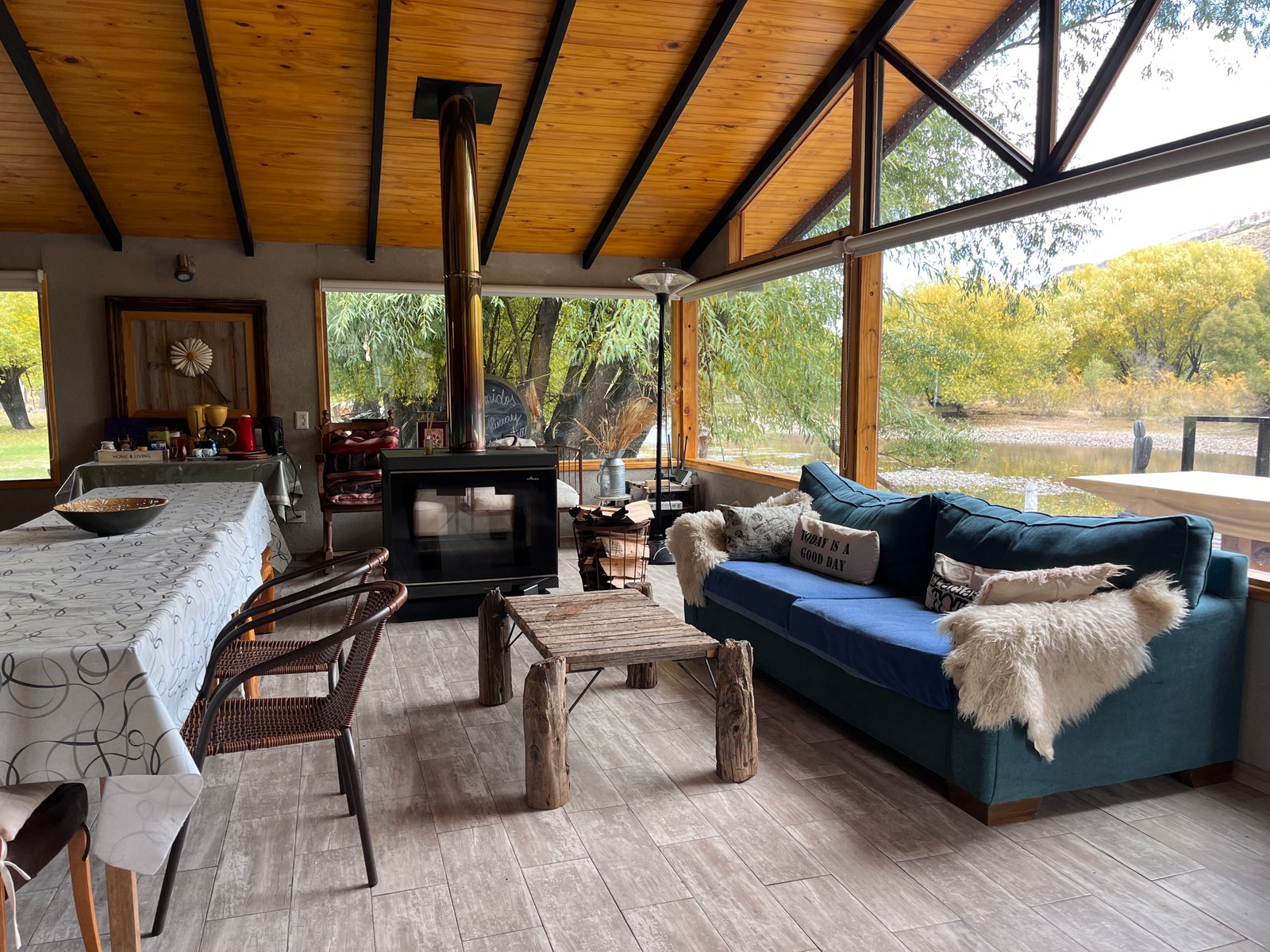 Cabaña + Quincho con deck a orillas del Río Limay - Villa Llanquín