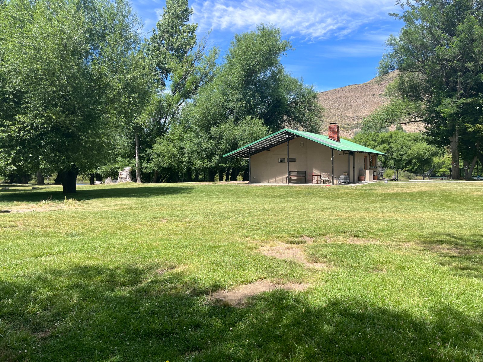 Cabaña + Quincho con deck a orillas del Río Limay - Villa Llanquín