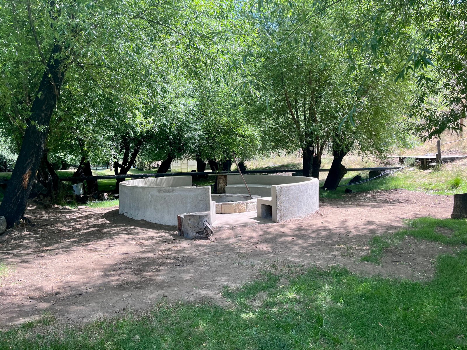 Dormis en Villa Llanquín – Con quincho equipado, parrilla, fogón, asador y disco