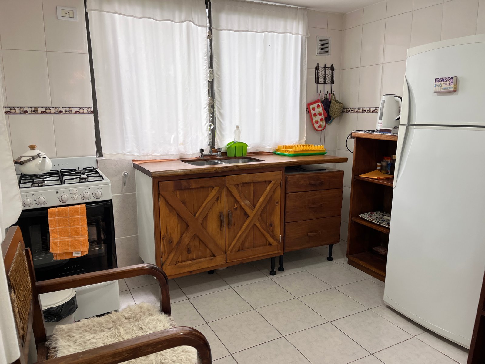 Alojamiento en Villa Llanquín –  HASTA 10/12 HUÉSPEDES  cabaña, dormis + quincho equipado, parrilla, fogón, asador y disco.