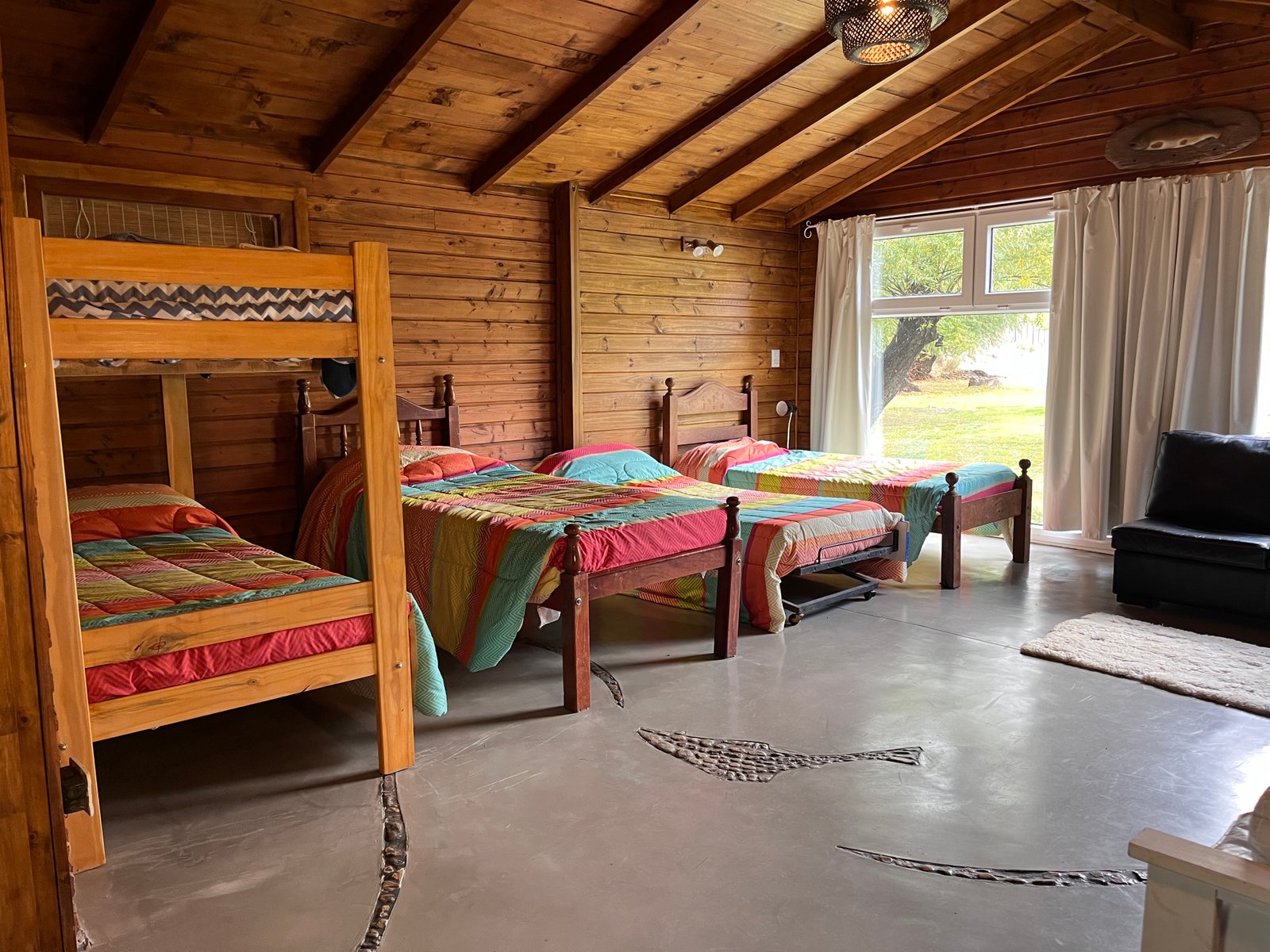 Alojamiento en Villa Llanquín –  HASTA 10/12 HUÉSPEDES  cabaña, dormis + quincho equipado, parrilla, fogón, asador y disco.