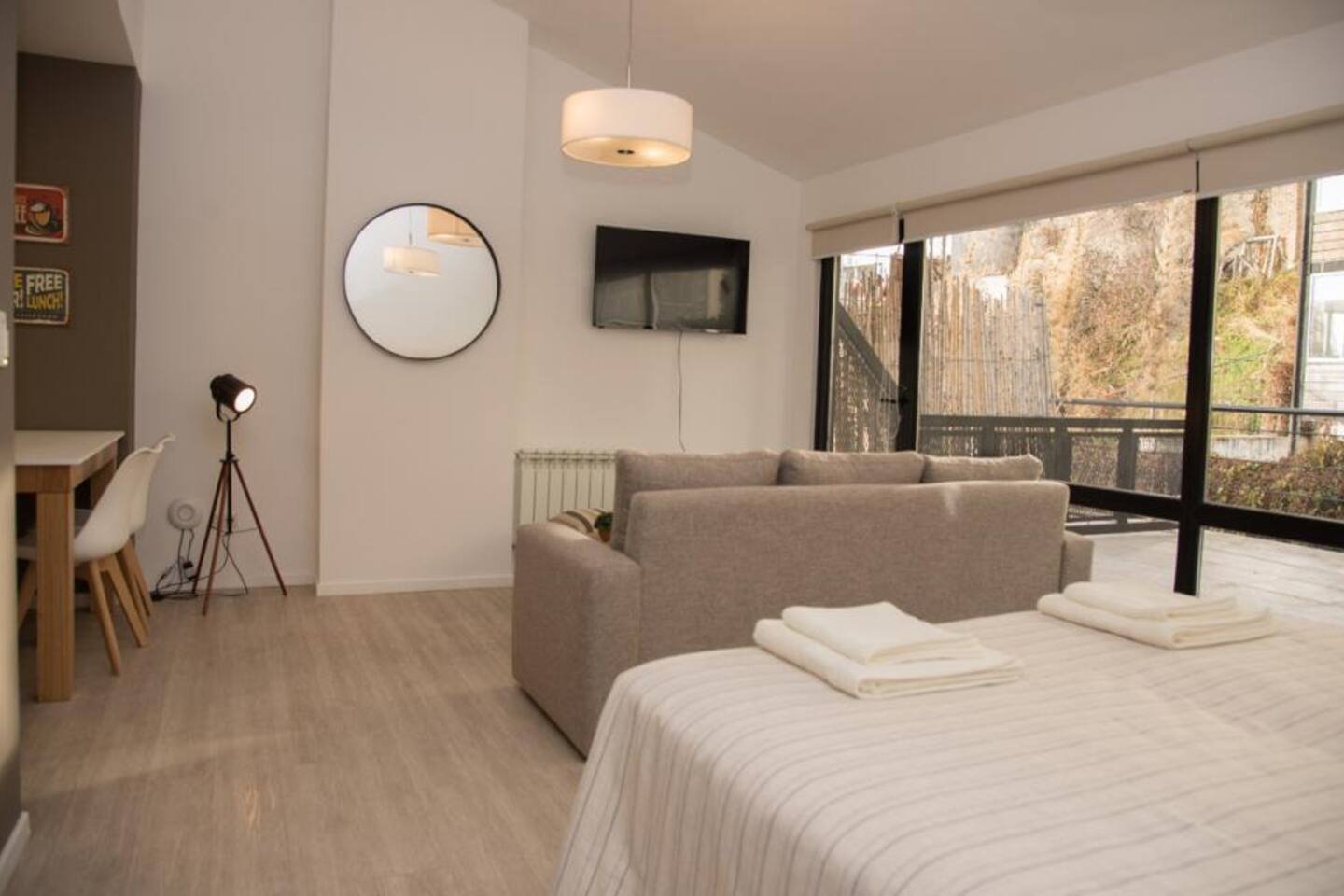 Monoambiente Amplio, con Vestidor y Terraza propia, en el Centro de Bariloche