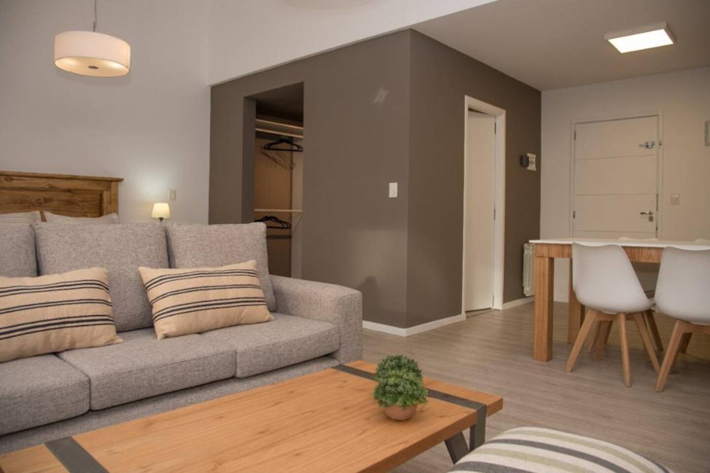 Monoambiente Amplio, con Vestidor y Terraza propia, en el Centro de Bariloche